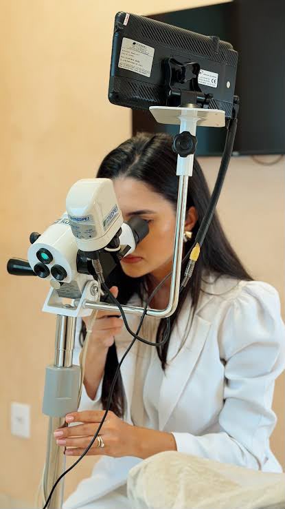 Dra. Iara Tomaz realizando colposcopia em consultório ginecológico